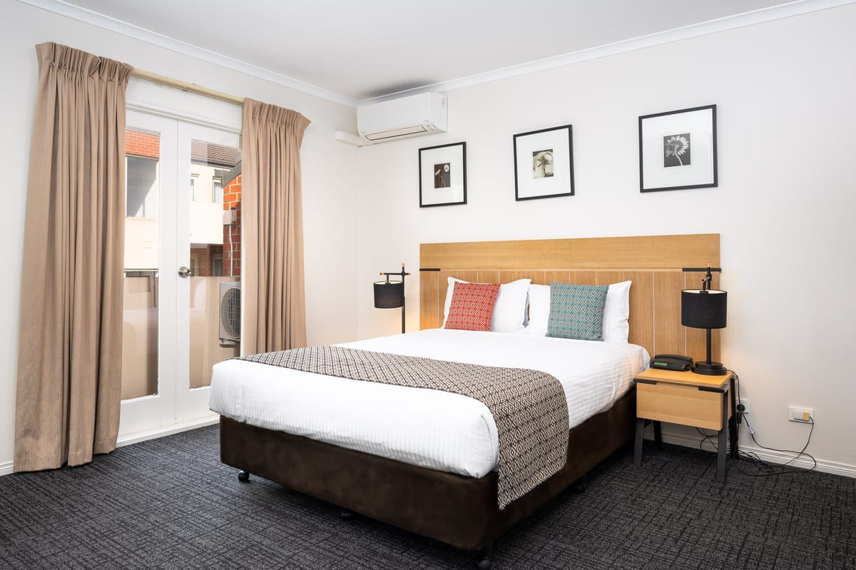 MainStay Suites Kew — 4