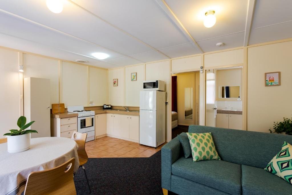 Park Avenue Holiday Units — 4