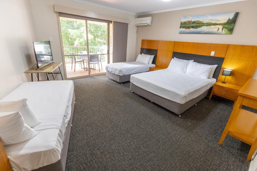 Sundowner Hotel Motel — 2