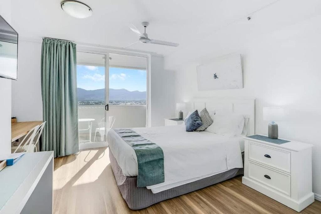 Cairns Central Getaway - A Sleek City Studio — 1
