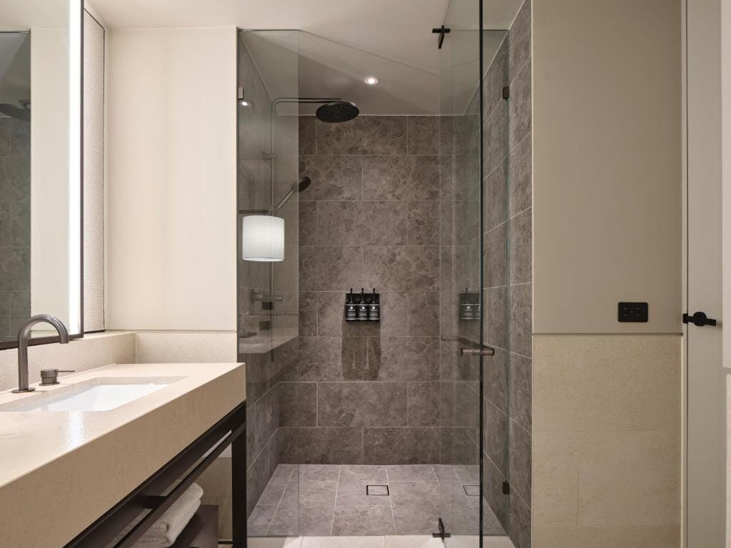 Hotel Realm — 5