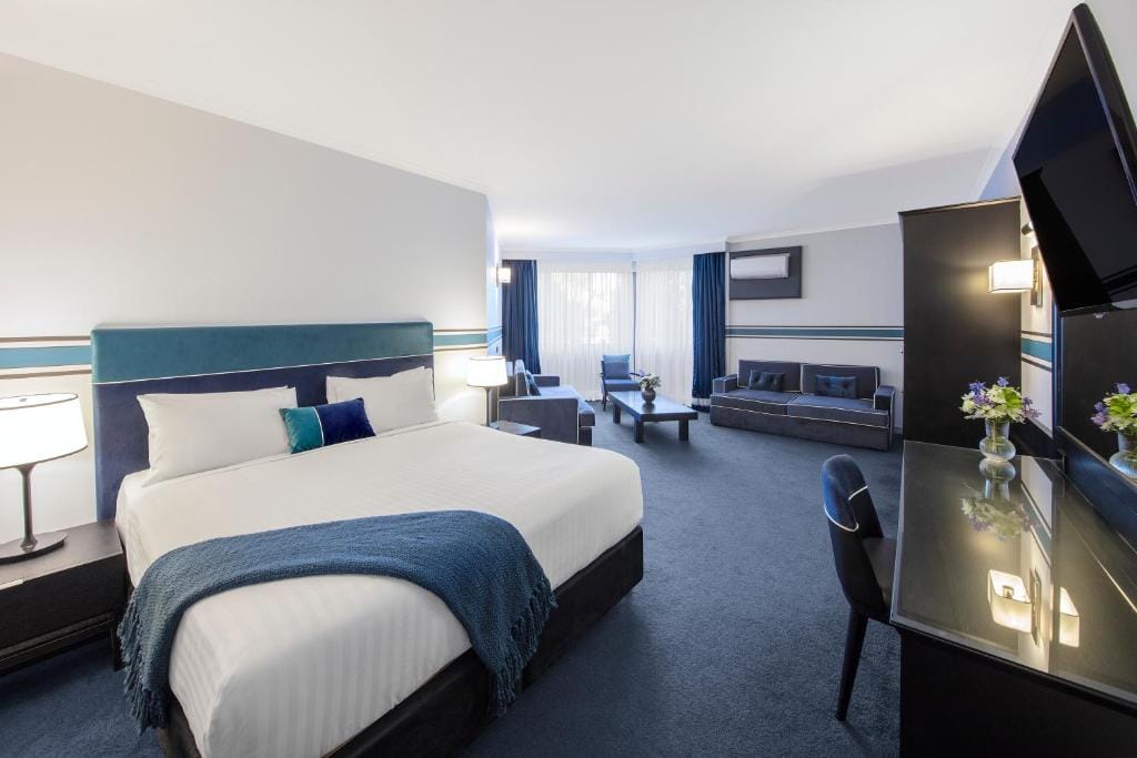 Ramada by Wyndham Diplomat Canberra — 1