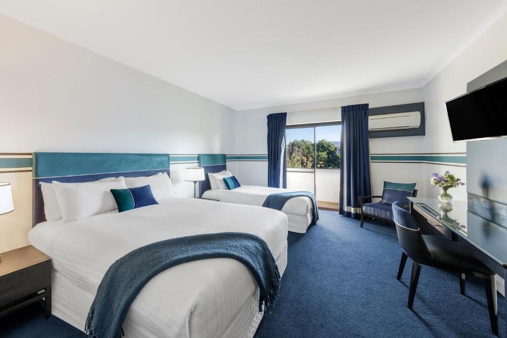 Ramada by Wyndham Diplomat Canberra — 3