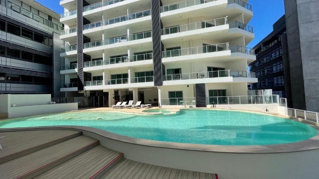 Modern unit, Pool, Gym, kitchen & CBD location — 1
