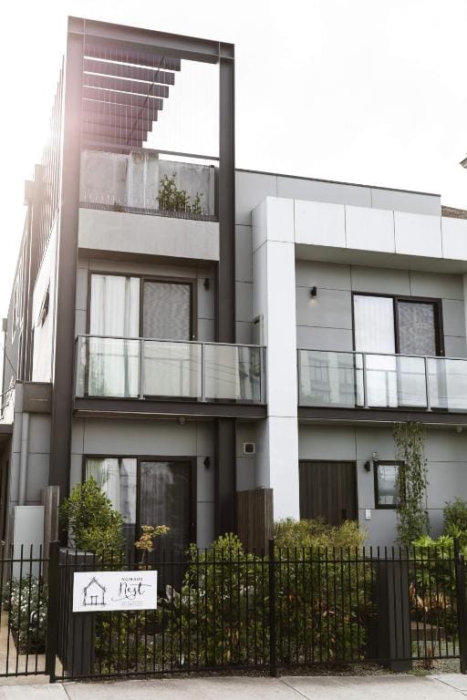 Timber Door Luxury Accommodation Geelong — 1