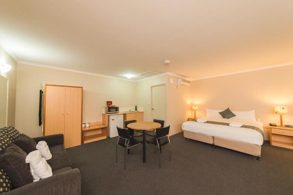 Harbour Sails Motor Inn — 2