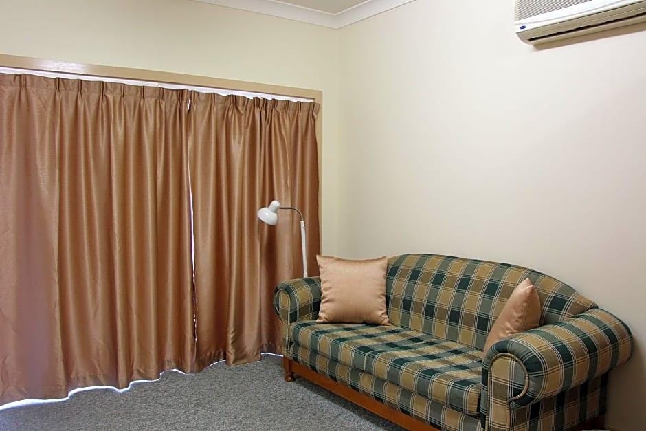 Pioneer Way Motel — 4