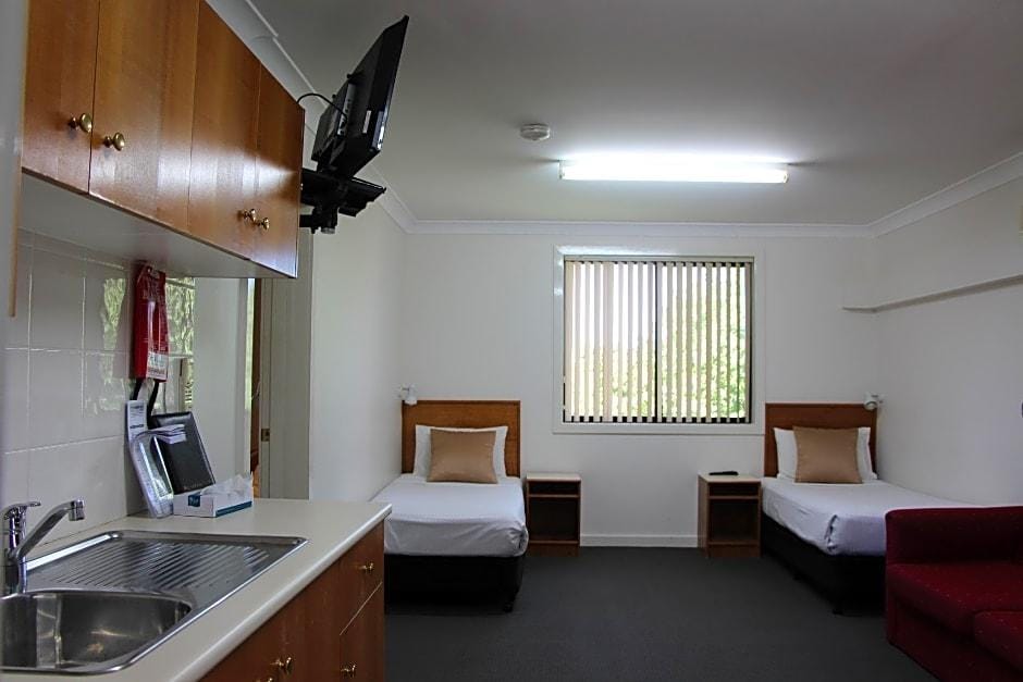 Pioneer Way Motel — 5