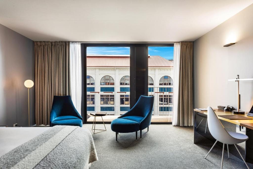 MACq 01 Hotel — 2