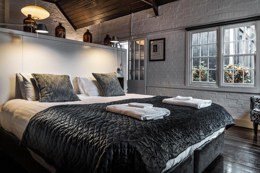 Old Bishop's Quarters — 3