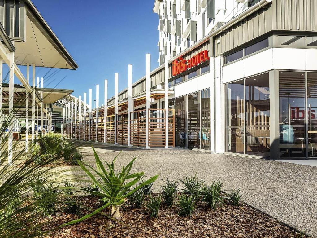 Ibis Mackay — 1