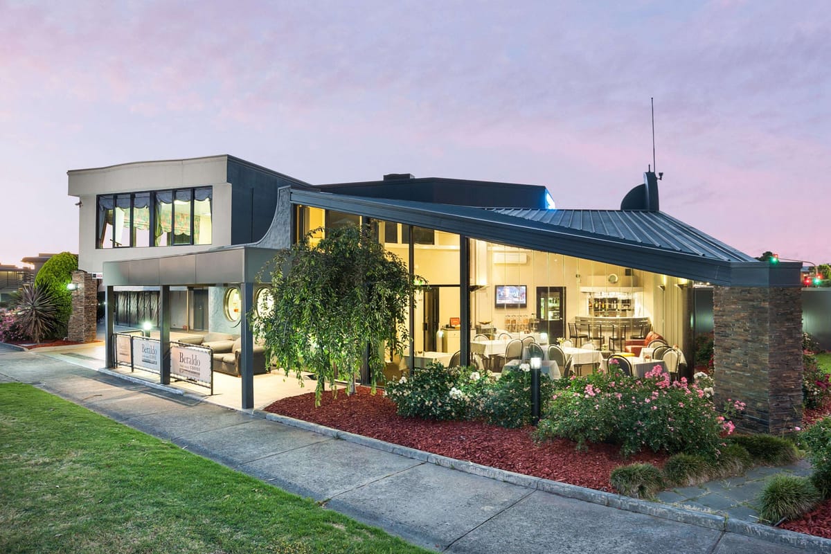 Mahoneys Motor Inn — 1