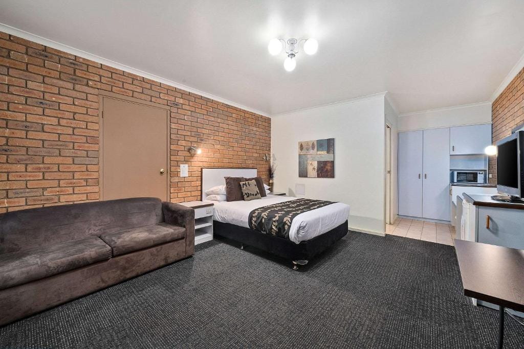 Peppermill Inn Motel — 2
