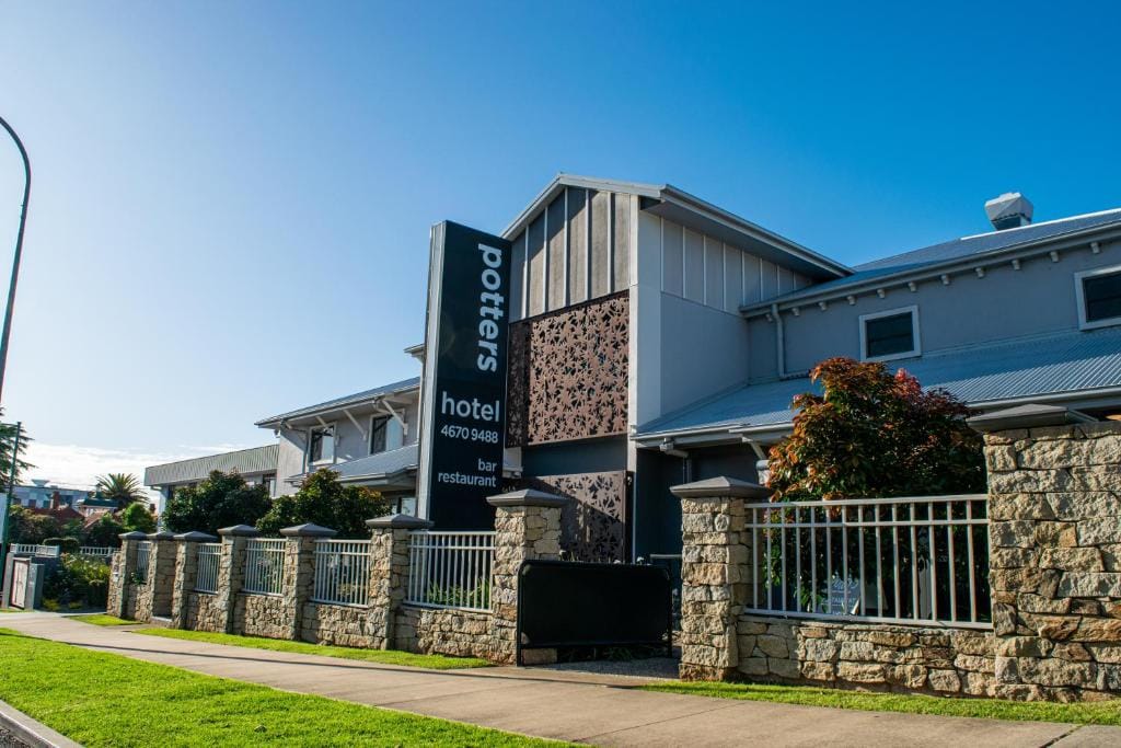 Potters Toowoomba Hotel — 1