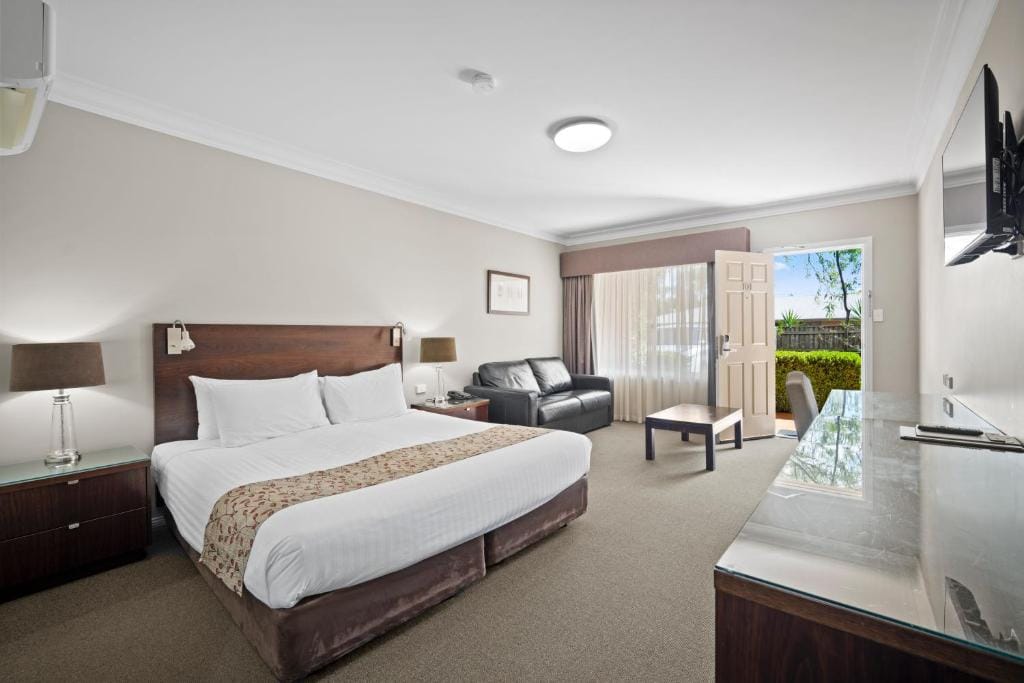 Carlyle Suites & Apartments — 1