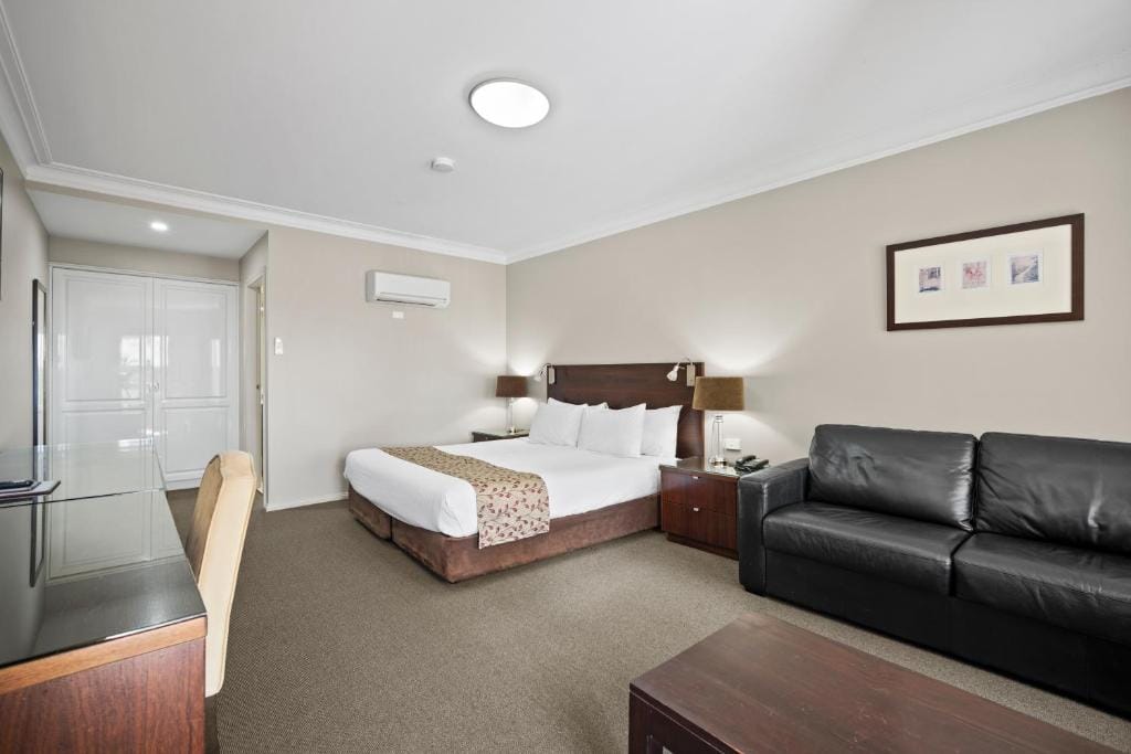 Carlyle Suites & Apartments — 2